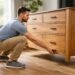 découvrez des techniques simples et efficaces pour soulever un meuble lourd sans vous blesser au dos. apprenez à protéger votre dos tout en déplaçant vos meubles en toute sécurité.