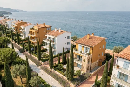 Vue aérienne de programmes immobiliers neufs en Provence-Alpes-Côte d'Azur avec façades provençales et mer Méditerranée en arrière-plan